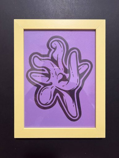 Eine abstrakte Zeichnung mit organischen Formen auf lila Hintergrund in einem gelben Rahmen.