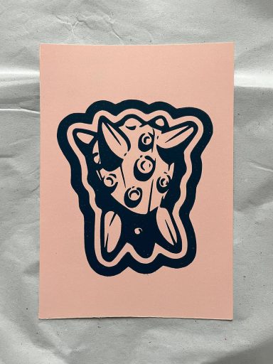 Eine künstlerische Darstellung eines abstrakten, monsterartigen Gebildes auf rosa Hintergrund.