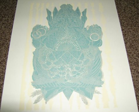 Ein dekoratives Muster in sanften Blau- und Gelbtönen mit Blumenmotiven.