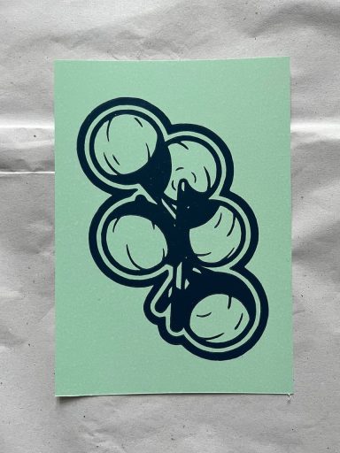 Drei stilisierte Luftballons auf grünem Hintergrund, in dunkler Farbe dargestellt.