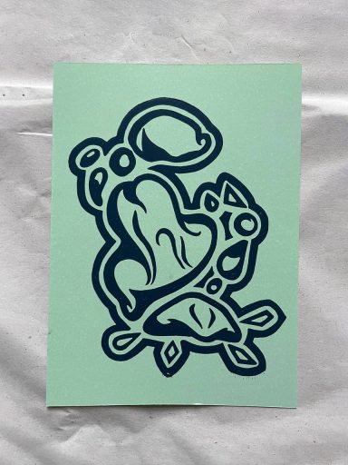 Abstrakte blaue Linienzeichnung auf grünem Hintergrund, die organische Formen darstellt.