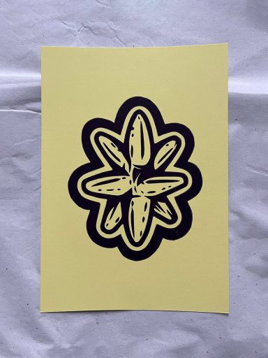 Gelbes Blatt mit grafischer Darstellung einer Blume in Schwarz.