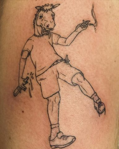 Tattoo eines stehenden Charakters mit Pferdekopf, der eine Zigarette hält.