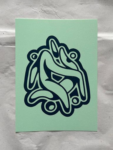 Abstrakte Grafik mit geschwungenen Linien in Blau auf mintgrünem Hintergrund.