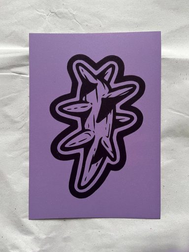 Ein lila Hintergrund mit einer stilisierten, schwarzen Grafik in Form von Zickzacklinien.