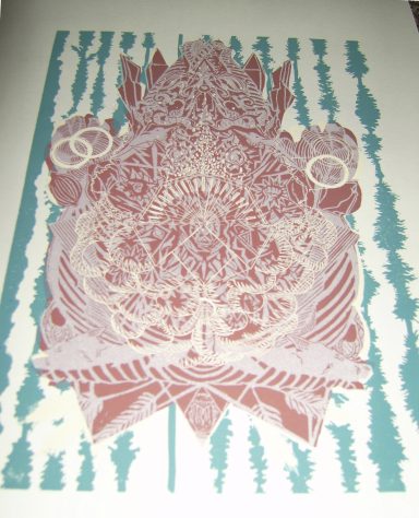 Abstraktes Kunstwerk mit symmetrischen Mustern in Rosa und Blau auf hellem Hintergrund.