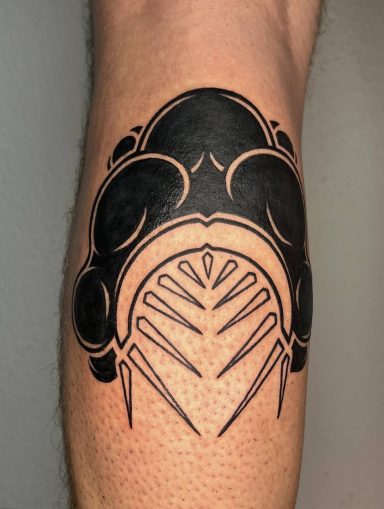 Schwarz-weißes Tattoo auf dem Unterarm mit geometrischen Mustern.