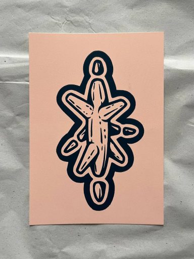 Ein geometrisches, sternförmiges Design in dunklem Blau auf rosa Hintergrund.