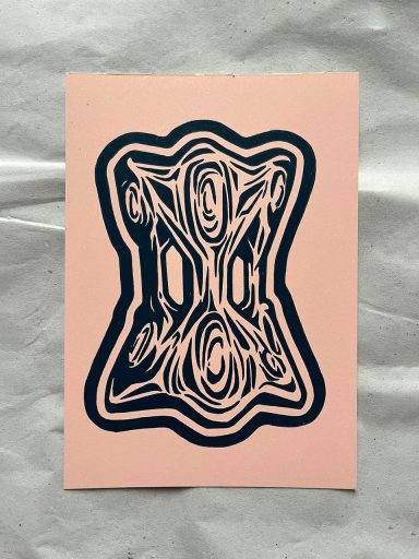 Abstrakte, geschwungene Linien in Schwarz auf einem hellrosanen Hintergrund.