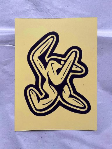 Graffiti-ähnliches Design in Schwarz auf gelbem Hintergrund, abstrakte Formen.