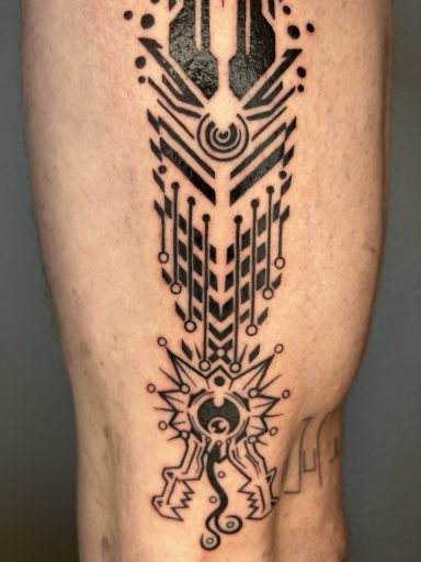 Schwarz-weißes, geometrisches Tattoo mit futuristischen und symmetrischen Mustern.