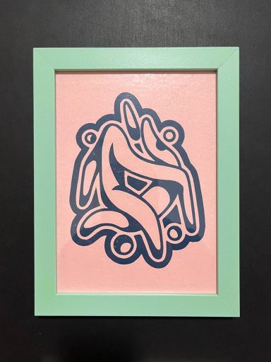 Abstrakte Zeichnung in Blau auf rosa Hintergrund mit grünem Rahmen.