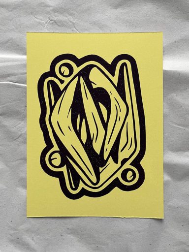 Abstrakte Illustration in Gelb mit geschwungenen Formen und einer zentralen Struktur.