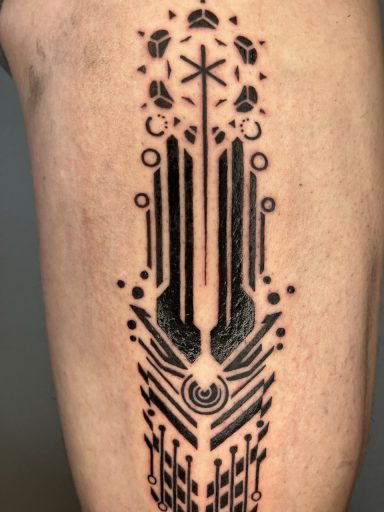 Schwarz-weißes Tattoo mit geometrischen Mustern und einem zentralen strahlenförmigen Motiv.