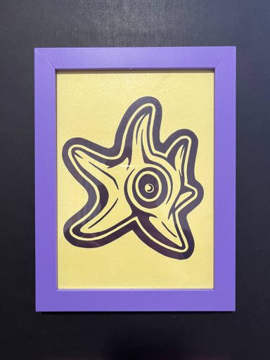 Ein gelbes Bild mit einem lila Rahmen, das eine stilisierte Seesternzeichnung zeigt.