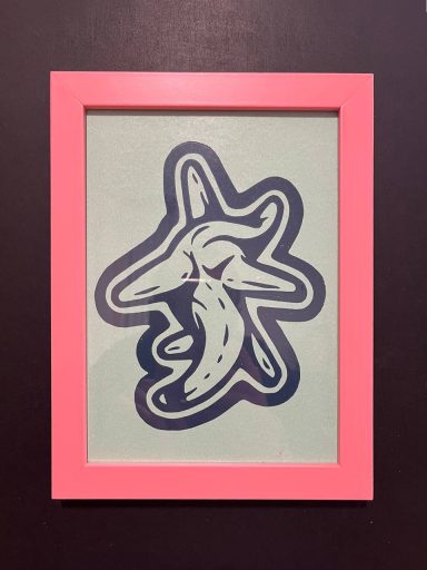 Eine stilisierte Zeichnung eines Fisches in einem pinken Rahmen.