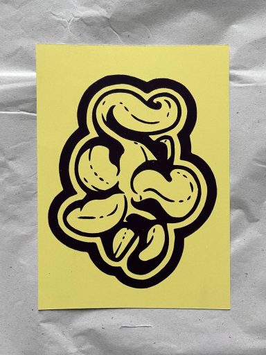 Gelbe Karte mit schwarzem, stylisiertem Bohnenmuster.