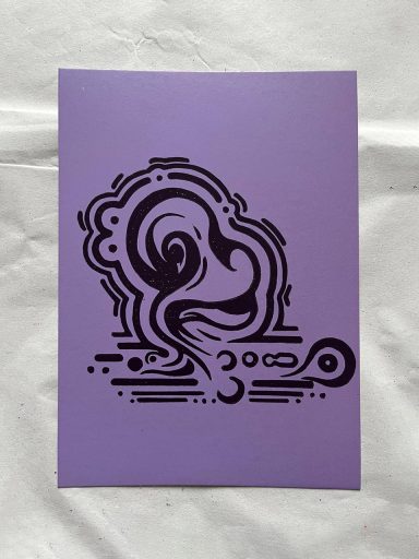 Lila Karte mit abstraktem, schwarzem Muster in geschwungenen Linien und Formen.