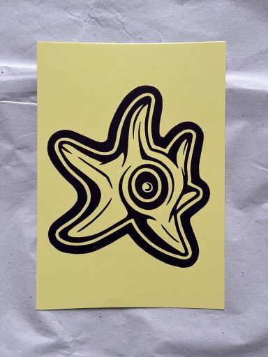 Schlichte, stilisierte Zeichnung eines Sterns mit einem zentralen Auge auf gelbem Hintergrund.