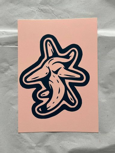 Eine stilisierte Darstellung eines tropischen Fisches auf einem rosa Hintergrund.