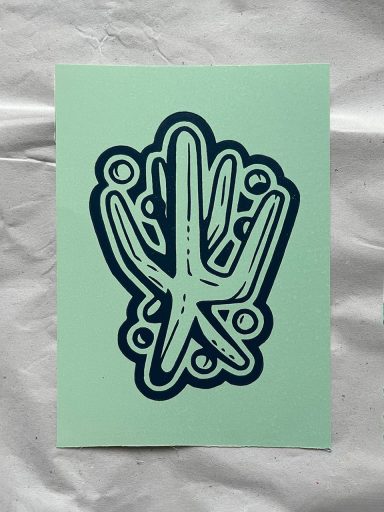 Grafik eines stilisierten Kaktus in dunkelblau auf mintgrünem Hintergrund.